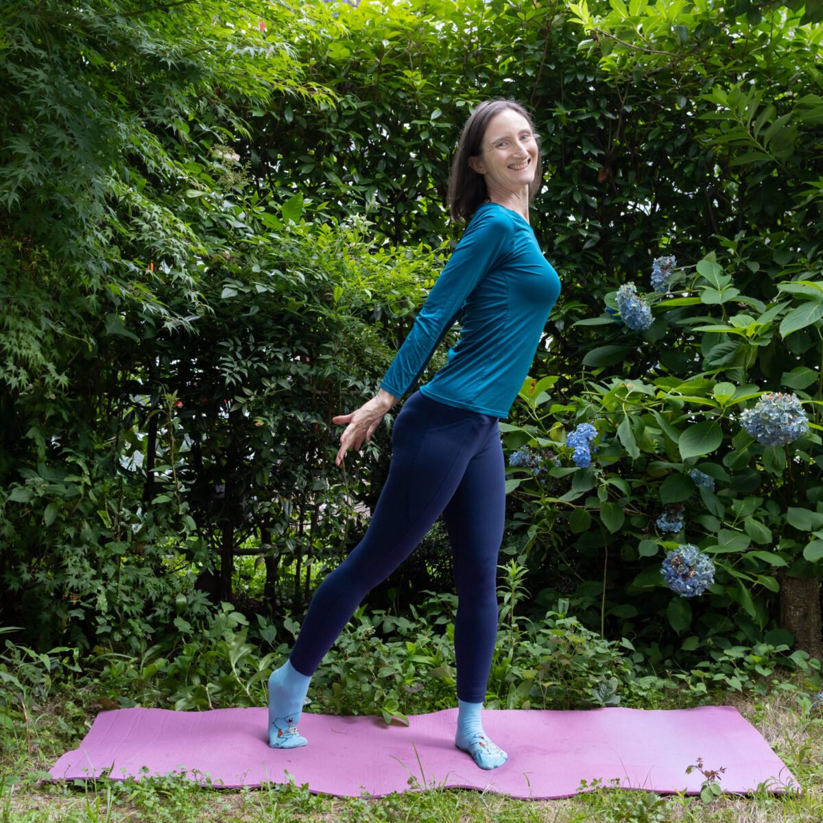 Woman practicing the Aviva Method Ovulation Form to stimulate hormonal reflex zones and naturally support ovulation, hormonal balance and cycle regulation.