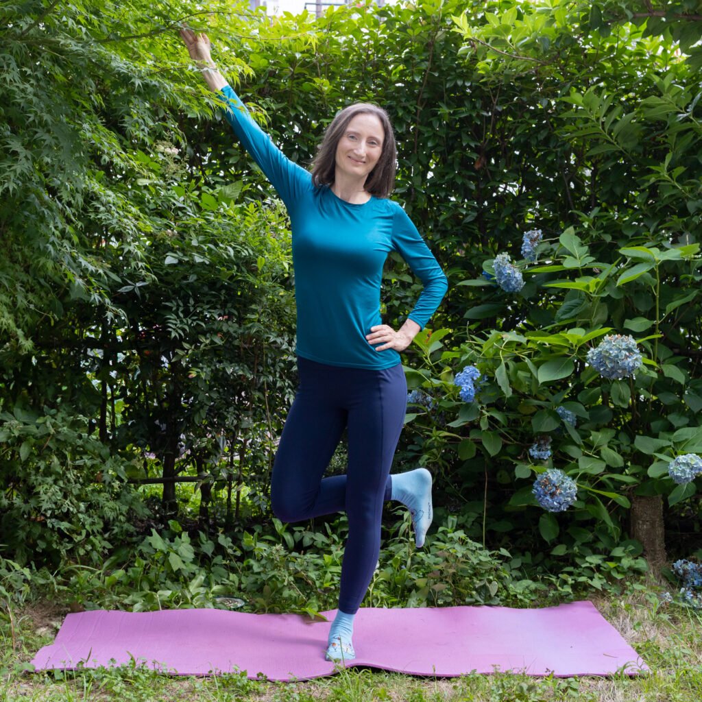 The instructor demonstrating a a hamstring and glute-strengthening exercise from the Aviva Method for Men to improve circulation, hormonal balance, and reproductive health.
