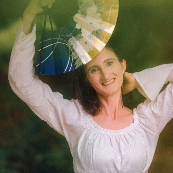 A photo of an Aviva Method instructor inviting visitors to connect through the contact form. Start learning about home remedies for menstrual cramps, exercise routines for hormonal balance, and natural fertility workouts for women. Discover a cycle balancing routine and exercises designed to support hormonal health and fertility. Additionally, find ways to relieve PMS fatigue through natural movements.